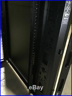 APC NetShelter E242296 SX Cabinet 24U Server Rack Enclosure +Keys 600mm X 1070mm